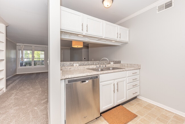 Building Photo - 2646 S Knightsbridge Cir
