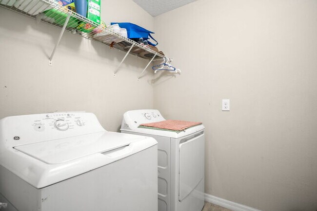 Building Photo - BEAUTIFUL Home For Rent in Cypress Creek!