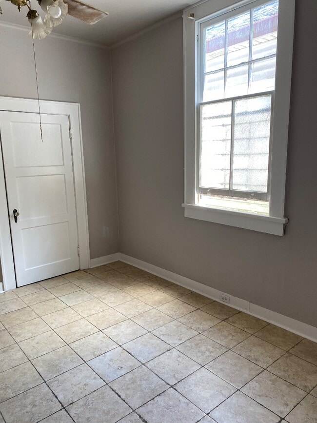 Building Photo - 922 N Roman St