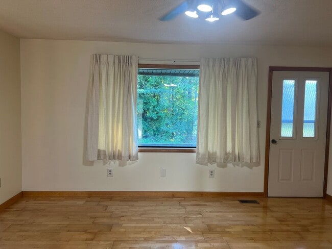 Building Photo - 2 bedroom, 1.5full bath House for rent on ...