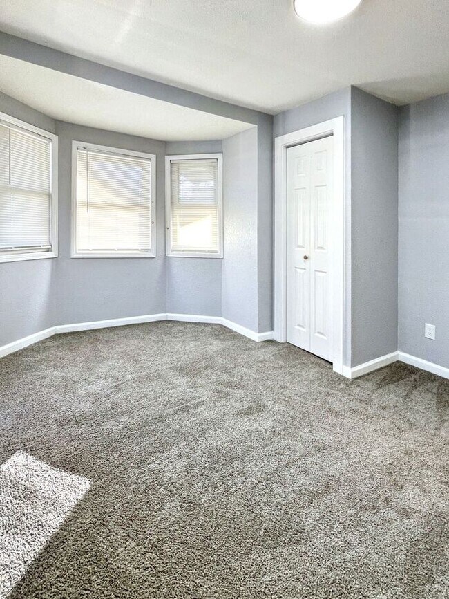 Building Photo - Spacious & Charming 5-Bedroom Home with Mo...