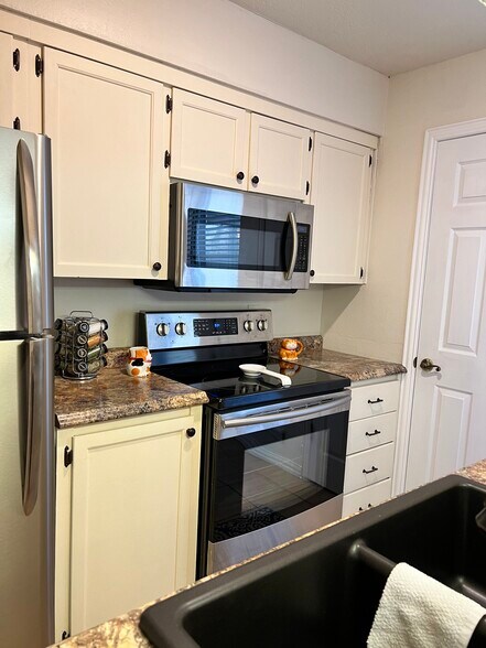 Building Photo - 819 Red Bird Ln