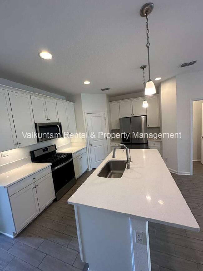 Building Photo - 234 Brandon Lks Dr