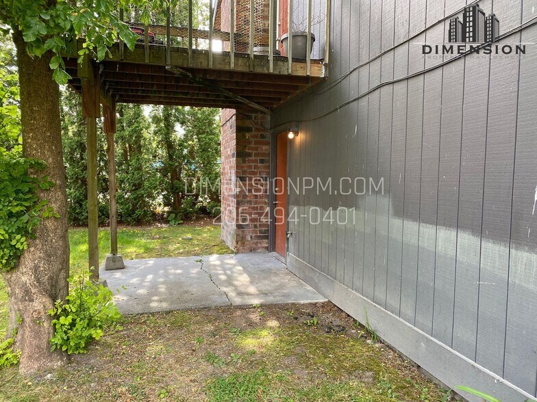 Building Photo - 703 Myrtine St
