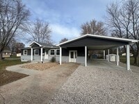 Building Photo - 804 N Oak St