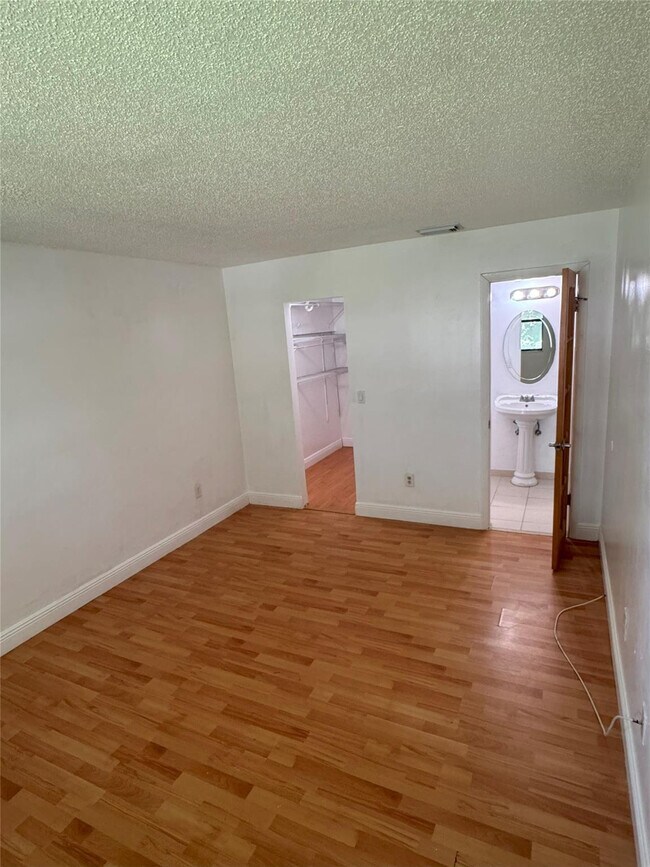 Building Photo - 851 NE 209th Terrace