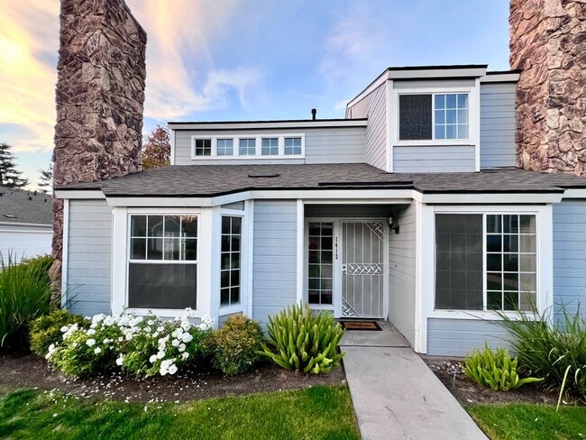 Primary Photo - $2,295 Villa & Barstow, 3 Bedroom Condo - ...