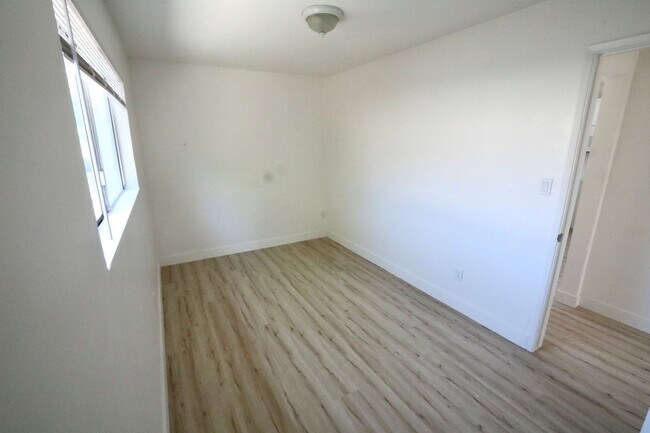 Building Photo - LB2527