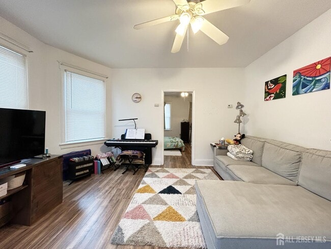 Building Photo - 104 Thompson St