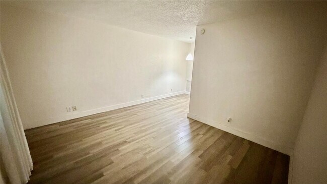 Building Photo - 344 SE 11th Ave