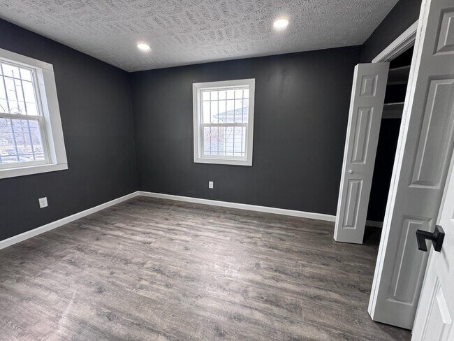 Building Photo - 2127 Winfield Ave