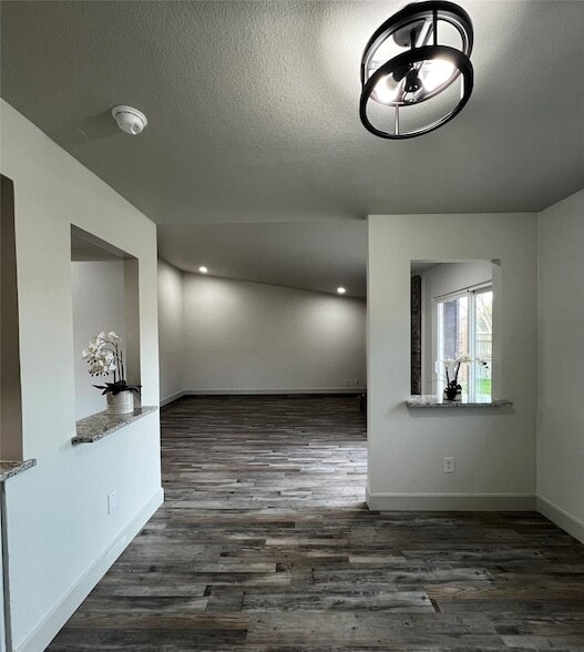 Building Photo - 2505 Clearwood Dr