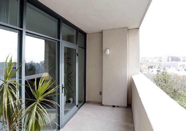 Building Photo - 8775 Costa Verde Blvd