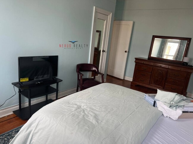 Building Photo - 33-19 69th St