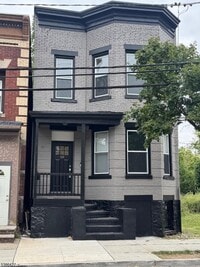 Building Photo - 184 Hickory St