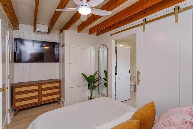 Building Photo - HH123