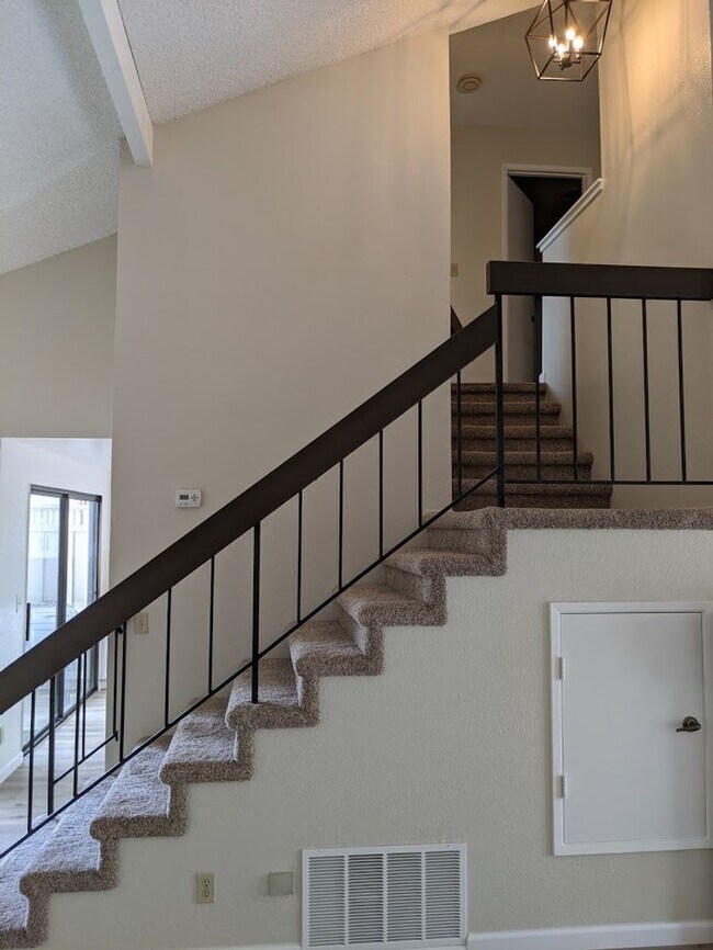 Building Photo - LOS GATOS  - Town House with designer upda...