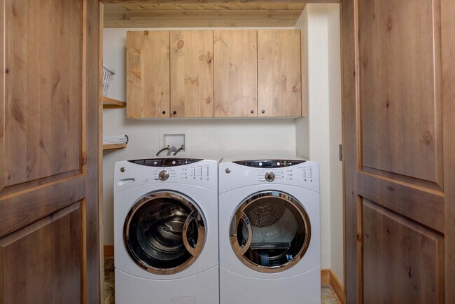 Building Photo - 5 Bandit Way