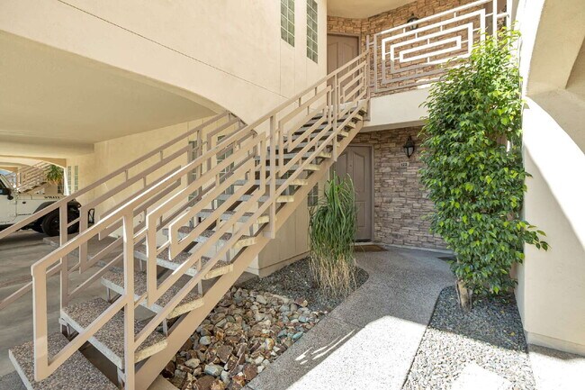 Building Photo - Camelback Corridor Condo now available!