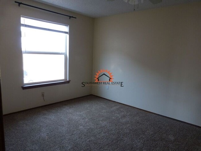 Building Photo - Spacious 2 bedrooms 1 bathroom Apartment.