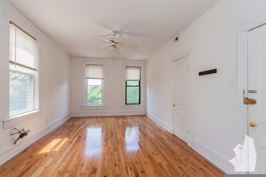 Building Photo - 2318 N Southport Ave