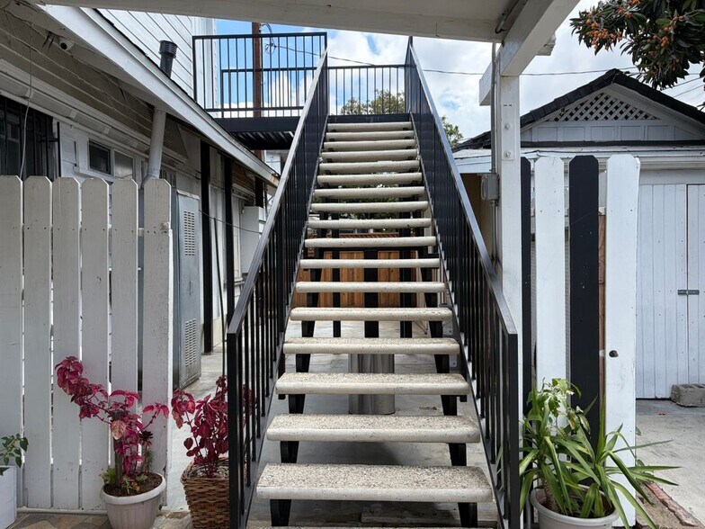 Building Photo - 1254 W 41st Pl