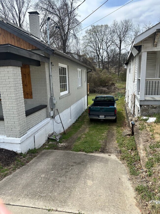 Building Photo - 1122 E Dunklin St