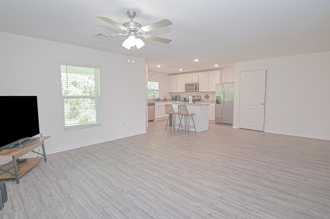 Building Photo - 695 Bay Leaf Dr