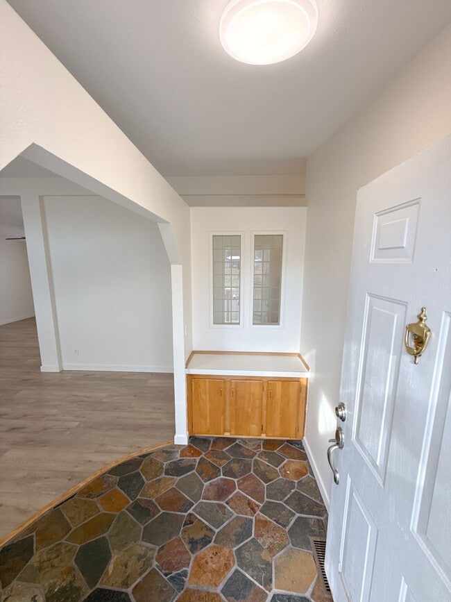 Building Photo - 3 Bedroom, 2 bath house