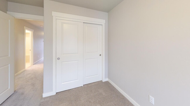 Building Photo - Sonny Estates: Stylish Floor-Plan, Easy Commute To Nike & Intel, Central Air, Small Dog w/ Pet Re...