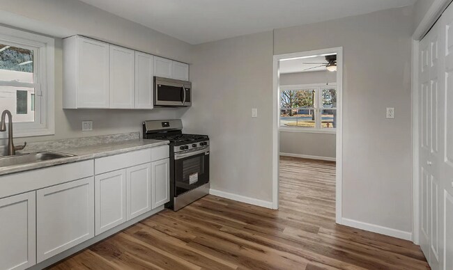 Building Photo - 1902 Meadow Dr