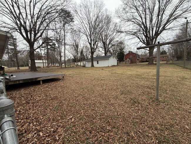 Building Photo - 2 Bedroom 2 Bath Brick rental home in Western Alamance county Fenced Yard 30x40 Garage custom Kit...