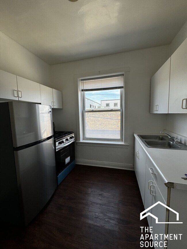 Building Photo - 4404 N Winchester Ave