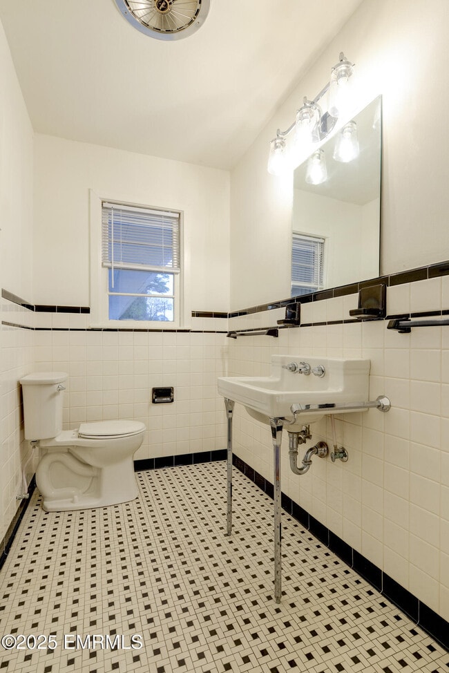 Building Photo - 1390 N Hills St