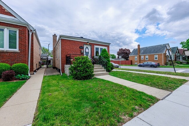 Building Photo - 5557 S Kildare Ave