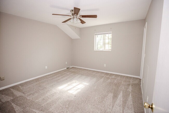 Building Photo - Beautiful Condo for Rent - Appliances included, washer and dryer hook ups, one and half bath, ver...