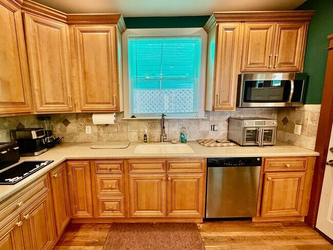 Building Photo - SPACIOUS & MODERN 3 BED/2.5 BA HOUSE w/ AC-Inlaid HARDWOOD Flooring-WASHER/DRYER & Rear PATIO in ...