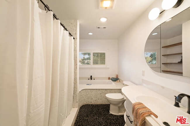 Building Photo - 6031 Mesa Ave