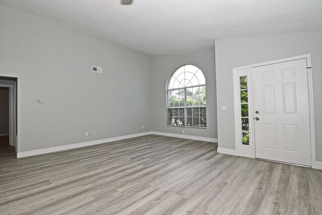 Building Photo - Beautiful Home in Alafaya Woods Totally Remodeled