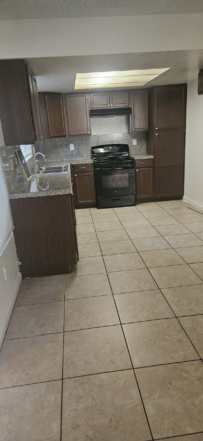 Building Photo - Spacious 2-Br Oasis with Pool in Cathedral City