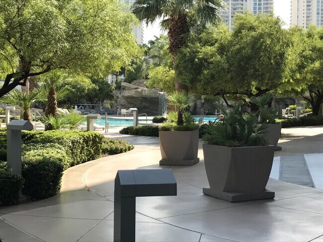 Building Photo - Turnberry Towers East | 17th Floor High-Rise Overlooking The Resort Corridor