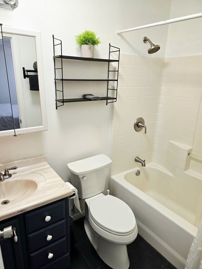 Building Photo - Furnished 3 Bedroom 2 Bathroom Home