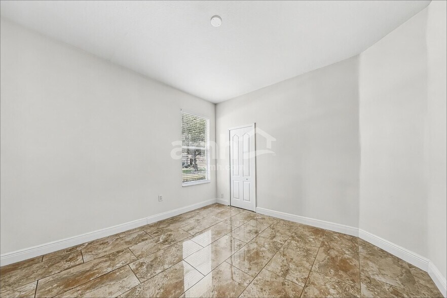 Building Photo - 802 Lesa Glen Pl