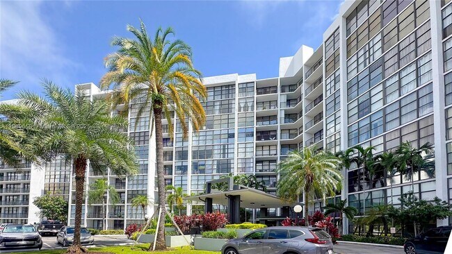 Building Photo - 800 Parkview Dr