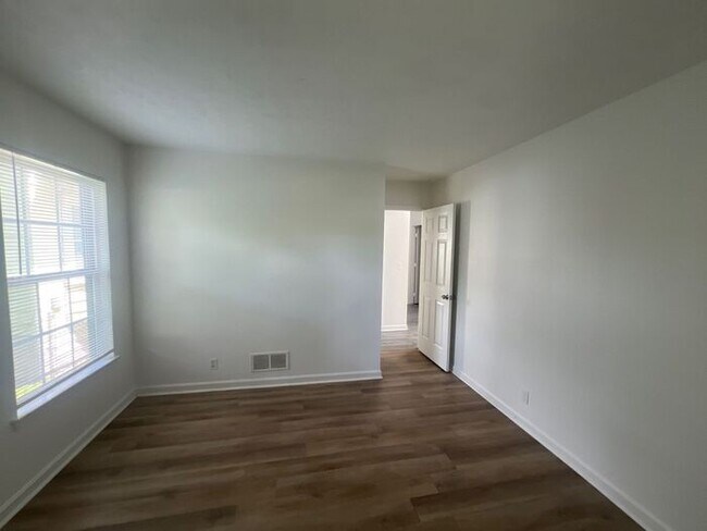 Building Photo - 3415 River Park Dr