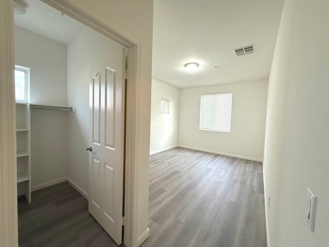 Building Photo - 2054