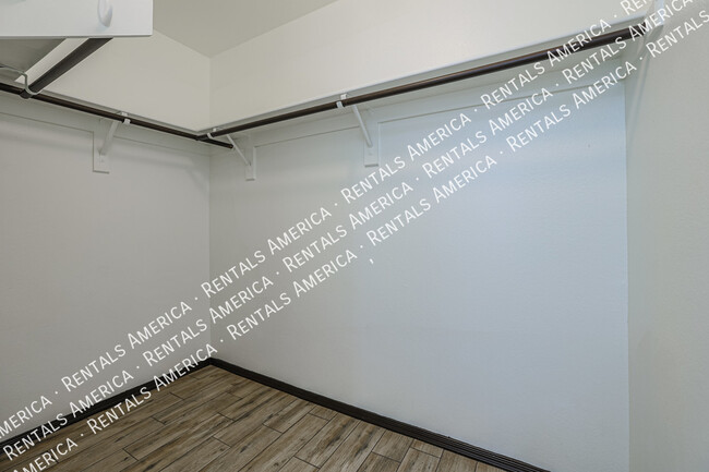 Building Photo - 9316 W Cinnabar Ave