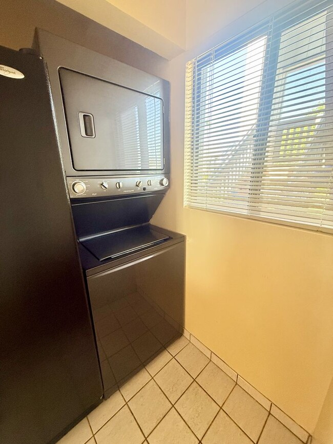 Building Photo - 2 bed 2 bath Turnkey Yearly Rental – Water...