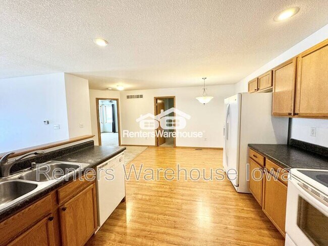 Building Photo - 2011 E 1st Ave