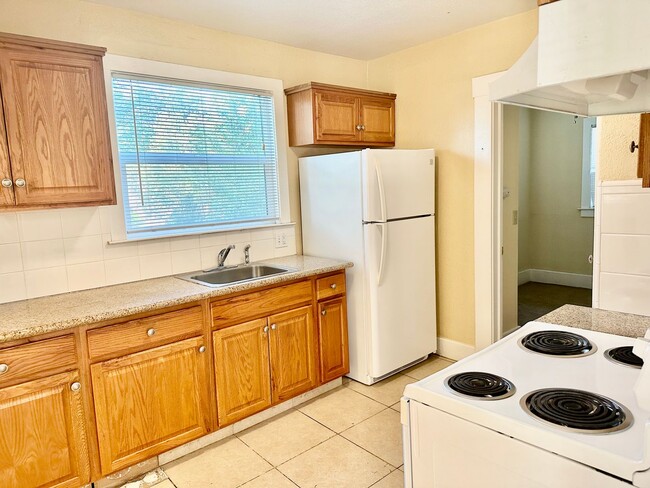 Building Photo - Charming 3/1 in the Heart of Tower Distict